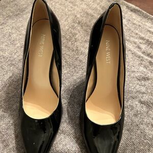 Nine W. black patent leather heel